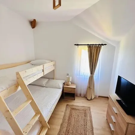 Hanul Cu Mesteceni Holiday home Bosorod